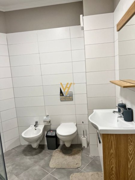 Tirane, jepet me qera apartament 2+1+Ballkon Kati 7, 77 m² 500 € (YZBERISHT)