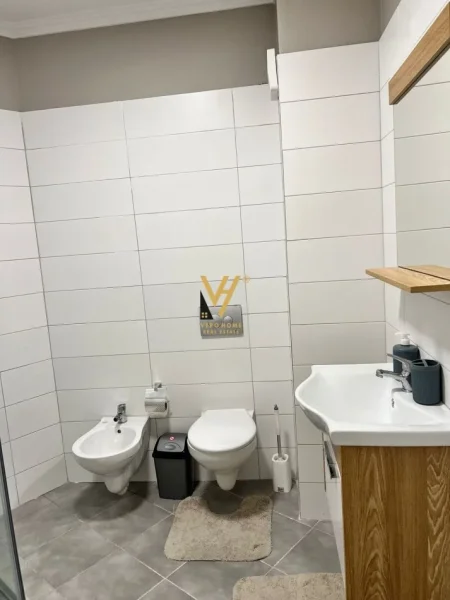 Tirane, jepet me qera apartament 2+1+Ballkon Kati 7, 77 m² 500 € (YZBERISHT)