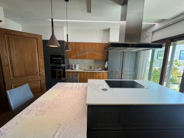 Tirane, jepet me qera apartament+verande | Penthouse 2+1+Ballkon Kati 8, 240 m² 2.000 € (Kopshti Zoologjik)