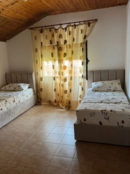 Tirane, jepet me qera apartament 3+1 Kati 4, 450 € 