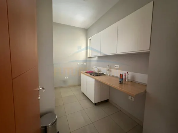Tirane, jepet me qera ambjent biznesi Kati 5, 107 m² 1.550 € (Rruga e Bogdaneve)