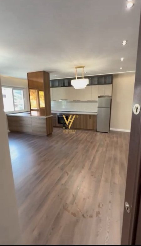 Tirane, jepet me qera apartament 2+1+Ballkon Kati 2, 120 m² 600 € (KOPSHTI BOTANIK)