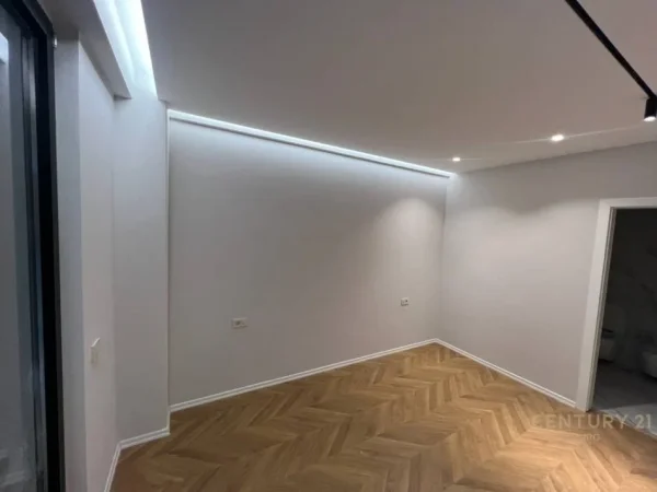 Tirane, jepet me qera ambjent biznesi Kati 3, 116 m² 1.500 € 