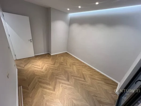 Tirane, jepet me qera ambjent biznesi Kati 3, 116 m² 1.500 € 