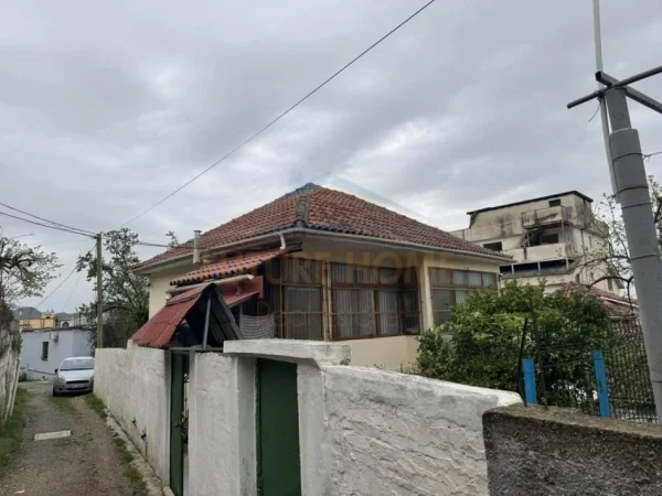 Tirane, shitet shtepi , 213 m² 200.000 € (KOMBINAT)