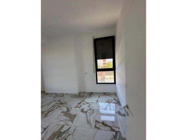 Tirane, jepet me qera apartament 2+1 Kati 1, 600 € 