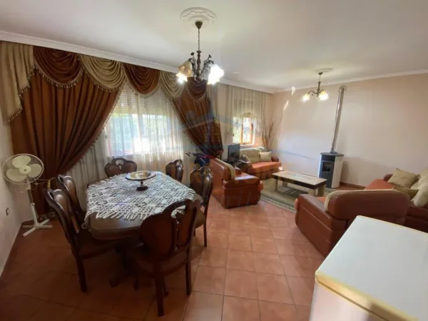 Tirane, shitet shtepi , 175 m² 250.000 € (LAKNAS)