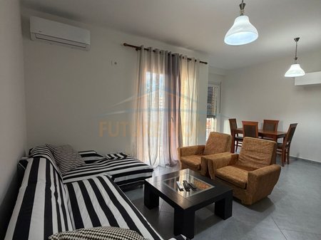 Tirane, jepet me qera apartament 2+1+Ballkon Kati 4, 115 m² 600 € 