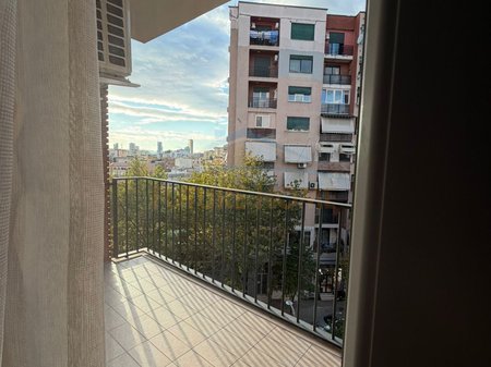 Tirane, jepet me qera apartament 2+1+Ballkon Kati 4, 115 m² 600 € 