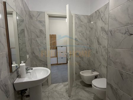 Tirane, jepet me qera apartament 2+1+Ballkon Kati 4, 115 m² 600 € 