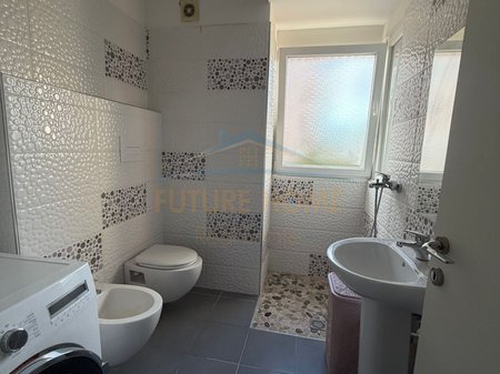 Tirane, jepet me qera apartament 2+1+Ballkon Kati 4, 115 m² 600 € 