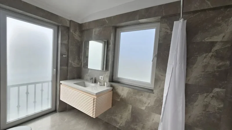 Tirane, jepet me qera Vile 3 Katshe Kati 0, 240 m² 2.500 € (Mjull-Bathore)