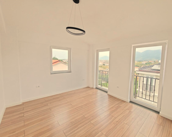 Tirane, jepet me qera Vile 3 Katshe Kati 0, 250 m² 2.500 € (Mjull-Bathore)