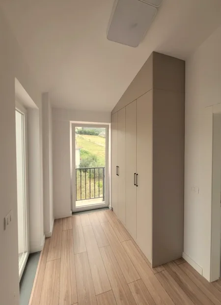 Tirane, jepet me qera Vile 3 Katshe Kati 0, 240 m² 2.500 € (Mjull-Bathore)