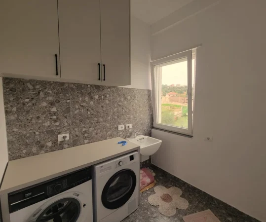Tirane, jepet me qera Vile 3 Katshe Kati 0, 240 m² 2.500 € (Mjull-Bathore)
