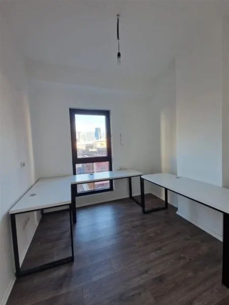 Tirane, jepet me qera zyre Kati 4, 103 m² 1.100 € (garden building)