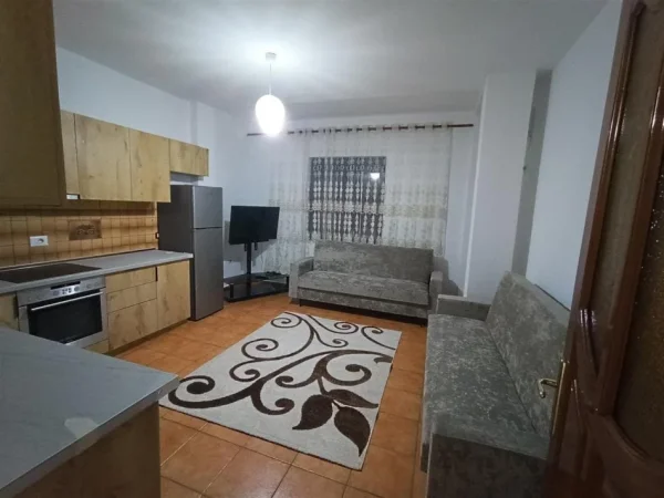 Tirane, jepet me qera apartament 3+1 Kati 3, 140 m² 500 € (kinostudio)