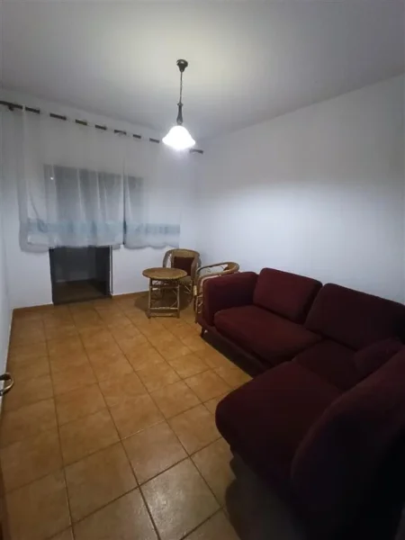 Tirane, jepet me qera apartament 3+1 Kati 3, 140 m² 500 € (kinostudio)