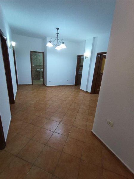 Tirane, jepet me qera apartament 3+1 Kati 3, 140 m² 500 € (kinostudio)