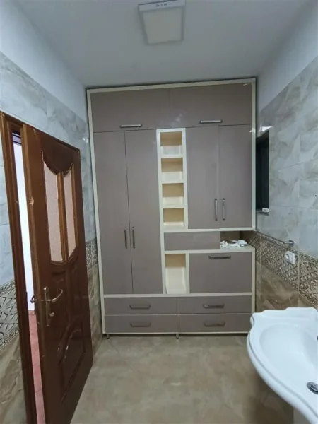 Tirane, jepet me qera apartament 3+1 Kati 3, 140 m² 500 € (kinostudio)