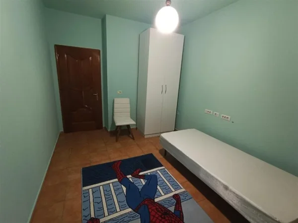 Tirane, jepet me qera apartament 3+1 Kati 3, 140 m² 500 € (kinostudio)