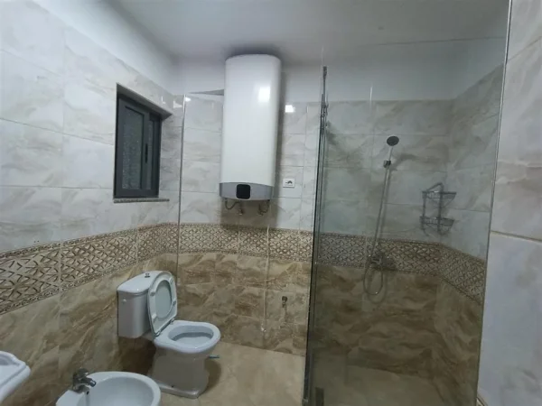 Tirane, jepet me qera apartament 3+1 Kati 3, 140 m² 500 € (kinostudio)