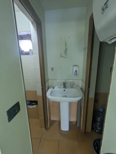 Tirane, jepet me qera ambjent biznesi Kati 0, 40 m² 600 € (Rruga.Haxhi Hysen Dalliu)