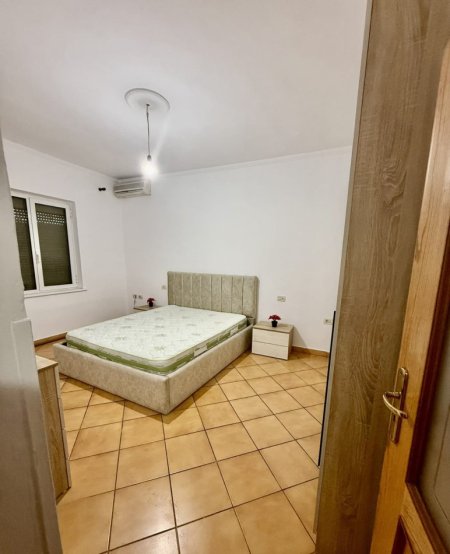Tirane, jepet me qera apartament 2+1 Kati 5, 450 € (rruga bardhyl)