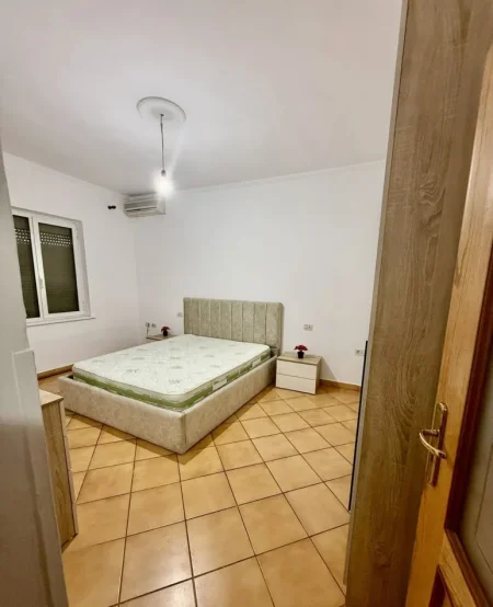 Tirane, jepet me qera apartament 2+1 Kati 5, 450 € (rruga bardhyl)
