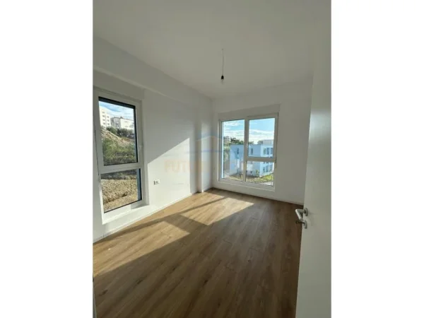 Tirane, shitet apartament 1+1+Ballkon Kati 2, 49 m² 80.000 € (Fresk)