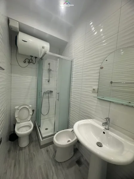Tirane, jepet me qera apartament 1+1 Kati 2, 55 m² 700 € (rruga e elbasnit)