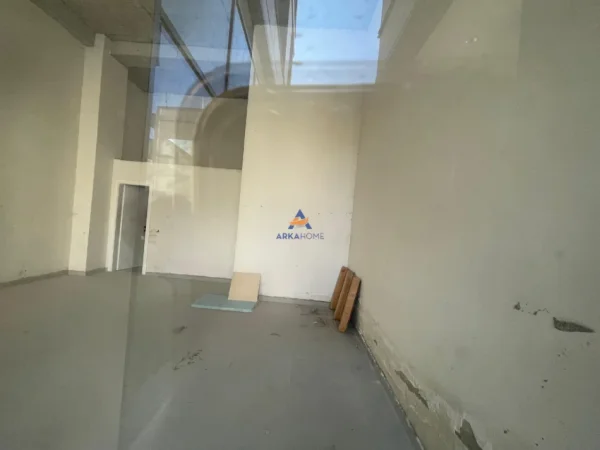 Tirane, shitet dyqan Kati 0, 83 m² 264.000 € (ISH-FUSH E AVIACIONIT)