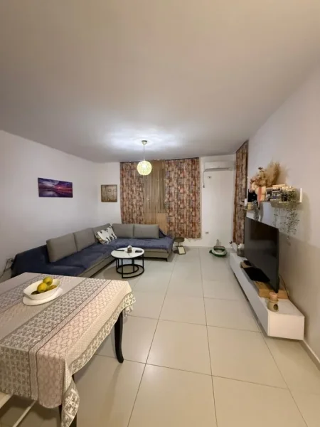 Tirane, jepet me qera apartament 2+1 Kati 9, 100 m² 600 € (Rr.Eshref Frasheri)