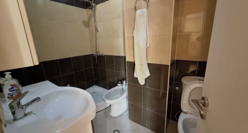 Tirane, shitet apartament 1+1+Ballkon Kati 4, 75 m² 140.000 € (Pran Hipotekes)