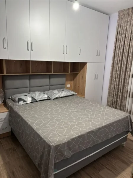 Tirane, jepet me qera apartament 2+1 , 100 m² 650 € (Fusha e Aviacionit)