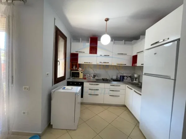 Tirane, jepet me qera apartament 2+1+Ballkon Kati 3, 95 m² 750 € (Kopshti Botanik)