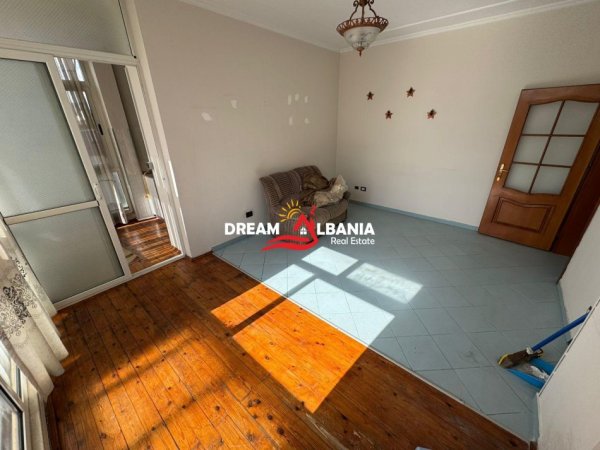 Tirane, jepet me qera apartament 3+1 , 130 m² 800 € (ne Rrugen Mine Peza)