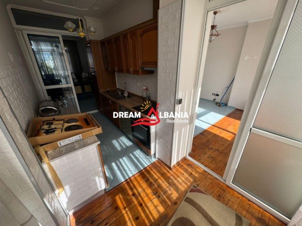 Tirane, jepet me qera apartament 3+1 , 130 m² 800 € (ne Rrugen Mine Peza)