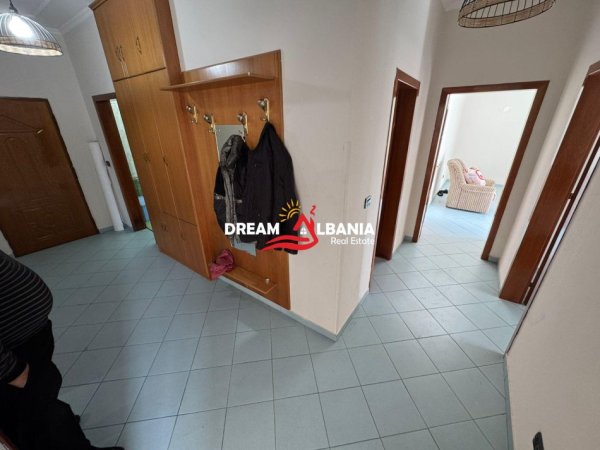 Tirane, jepet me qera apartament 3+1 , 130 m² 800 € (ne Rrugen Mine Peza)