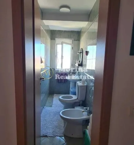 Tirane, shitet apartament 3+1+Ballkon Kati 6, 99 m² 140.000 € (Brryli, Bulevardi Zhan D’Ark)