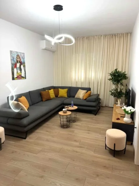 Jepet me Qira Super Apartament 2+1 ne Rrugen e Durresit Mobilim i RI, 950 Euro