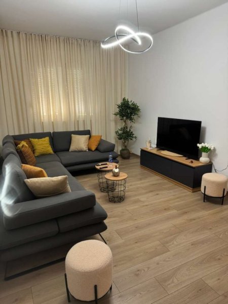 Jepet me Qira Super Apartament 2+1 ne Rrugen e Durresit Mobilim i RI, totalisht i restauruar!, Kati 2, 90 m² 950 Euro