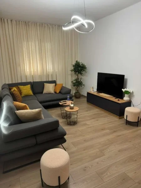 Jepet me Qira Super Apartament 2+1 ne Rrugen e Durresit Mobilim i RI, 950 Euro