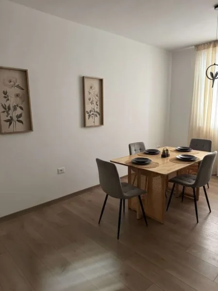 Jepet me Qira Super Apartament 2+1 ne Rrugen e Durresit Mobilim i RI, 950 Euro