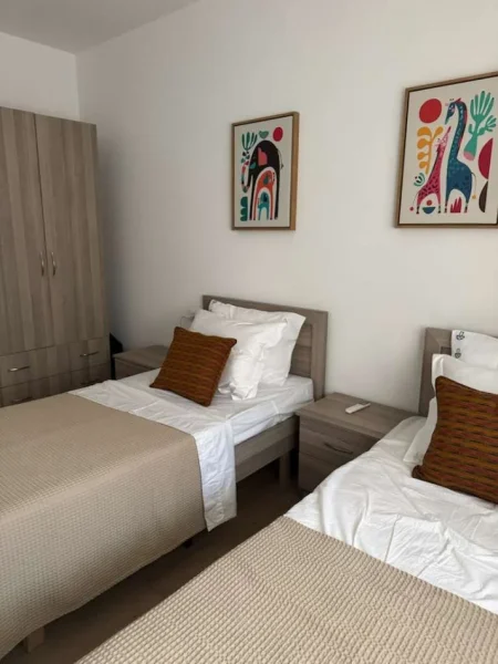 Jepet me Qira Super Apartament 2+1 ne Rrugen e Durresit Mobilim i RI, 950 Euro