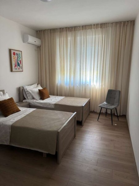 Jepet me Qira Super Apartament 2+1 ne Rrugen e Durresit Mobilim i RI, totalisht i restauruar!, Kati 2, 90 m² 950 Euro
