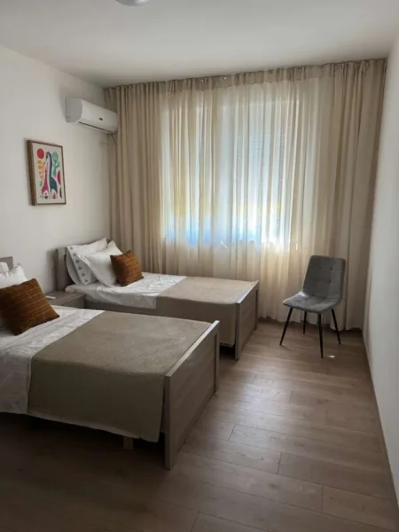 Jepet me Qira Super Apartament 2+1 ne Rrugen e Durresit Mobilim i RI, 950 Euro