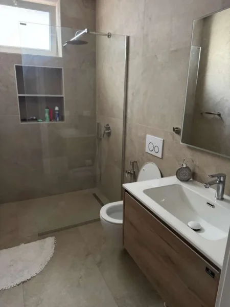 Jepet me Qira Super Apartament 2+1 ne Rrugen e Durresit Mobilim i RI, 950 Euro