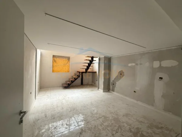 Tirane, shitet apartament duplex , 39 m² 86.878 € (SHKOLLA E KUQE)