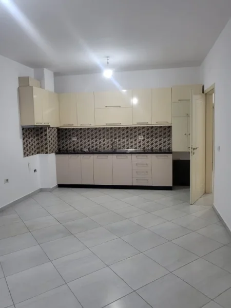 Tirane, jap me qera apartament 2+1 Kati 2, 95 m² 700 € (Don Bosko)